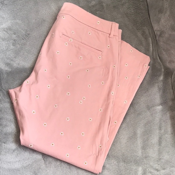 Old Navy Pants - 🌸 Old Navy Pixie High Rise with Embroidered Daisies Pants 🌸